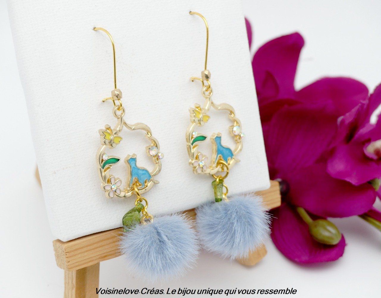 Boucles d'oreilles chat kawaii doré et pompon bleu clair - Voisinelove-creas