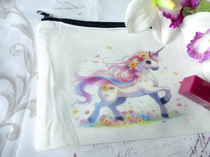 Trousse de toilette blanche et sa licorne kawaii