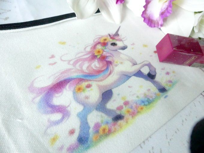 Trousse de toilette blanche et sa licorne kawaii