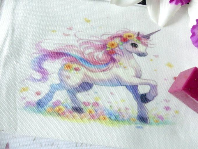 Trousse de toilette blanche et sa licorne kawaii