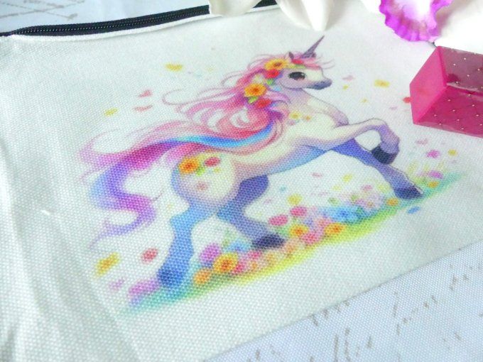 Trousse de toilette blanche et sa licorne kawaii